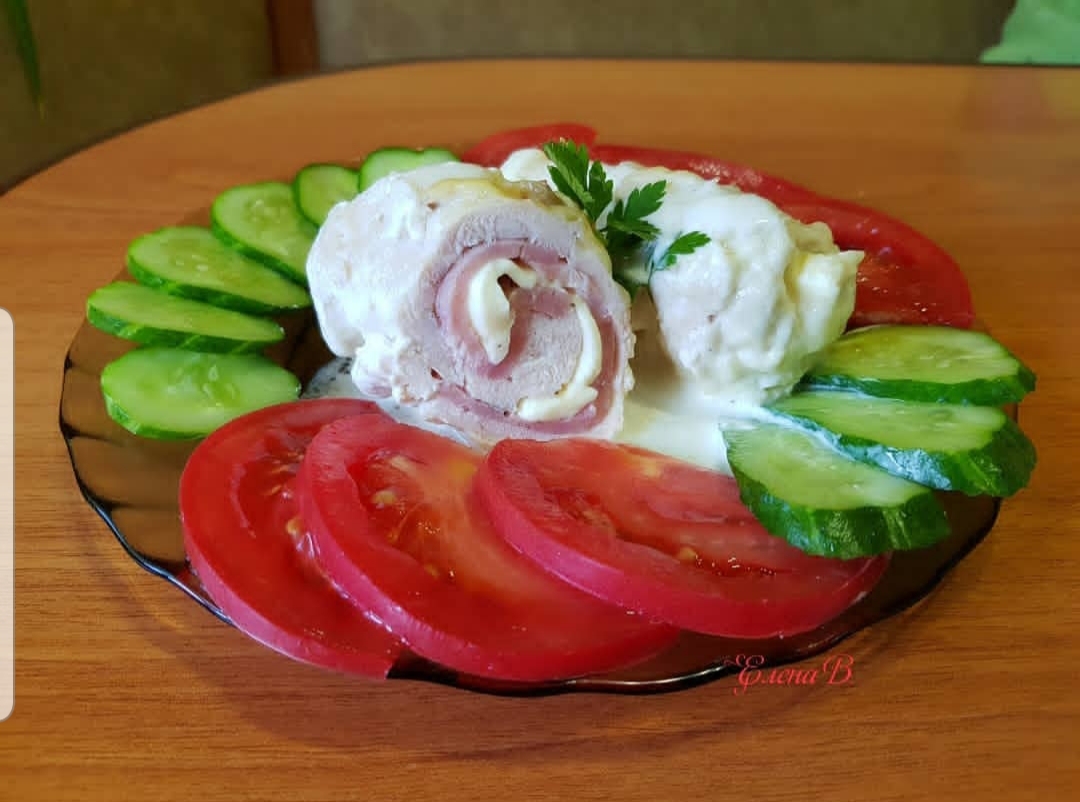 Рулет из куриной грудки в сырном соусе