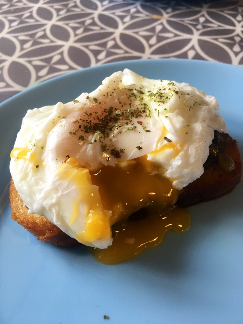 Гренки с лесными грибами и яйцом-пашот