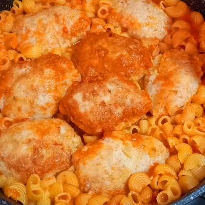 Котлеты с макаронами в чесночном соусе