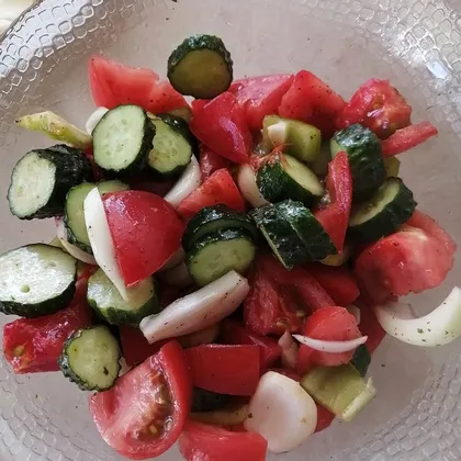 Салат 🥗 из помидор и огурцов