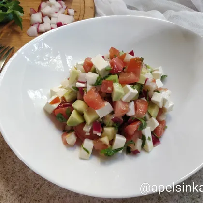 Овощной салат с авокадо и фетой