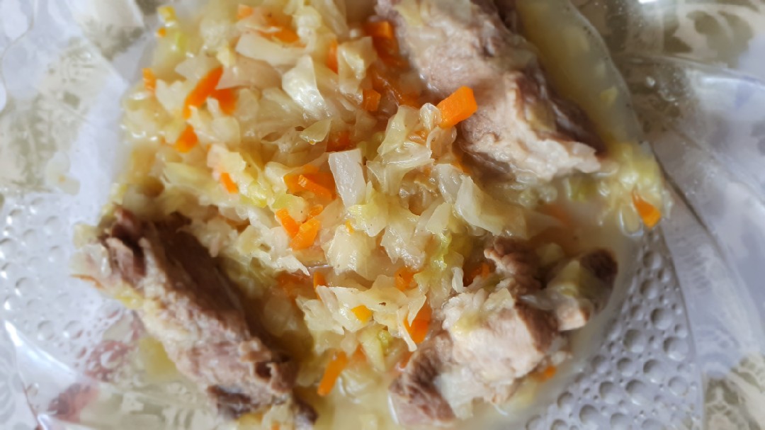 Тушёная капуста со свиными рёбрами