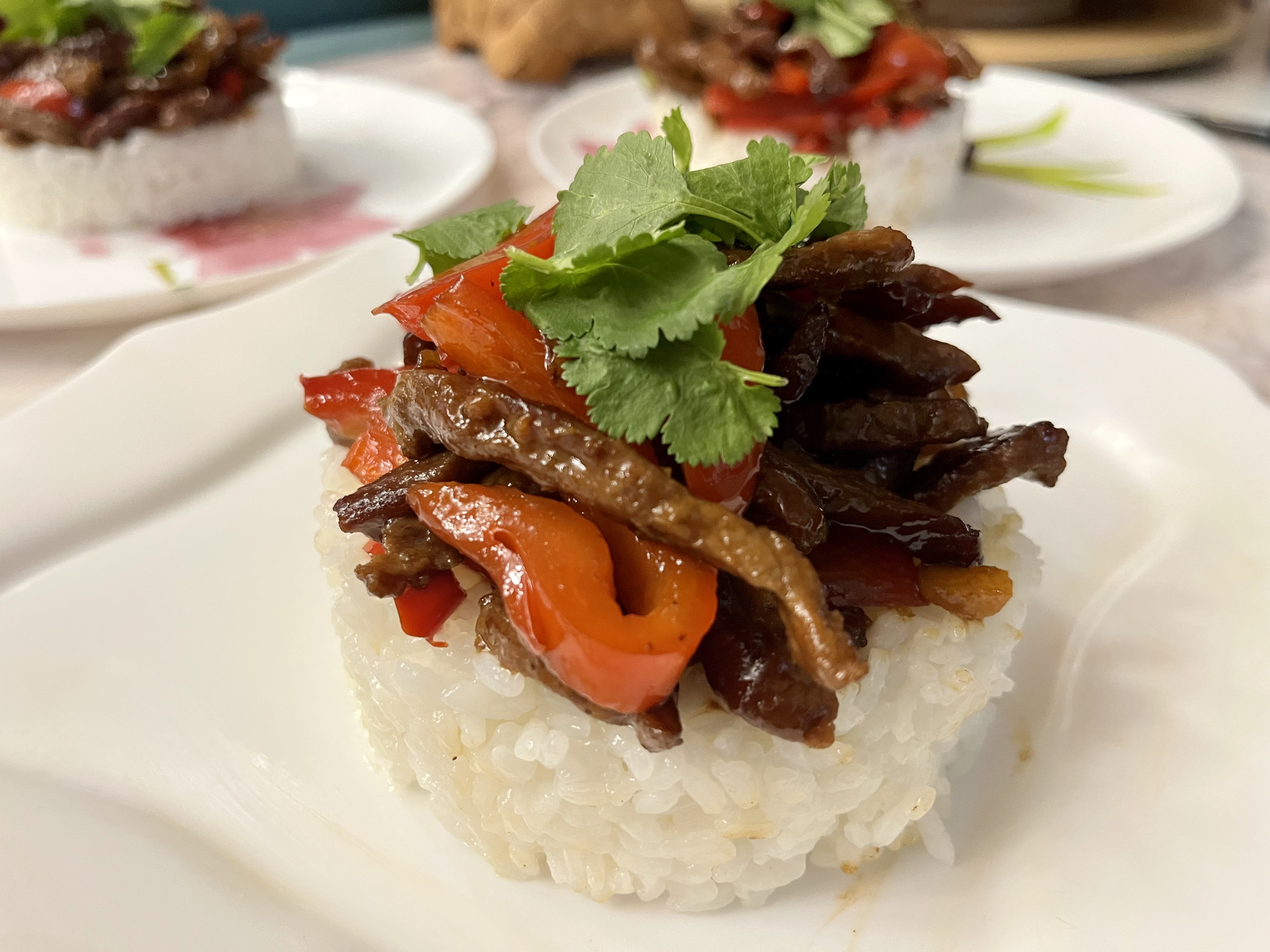 Говядина с овощами в азиатском стиле с рисом