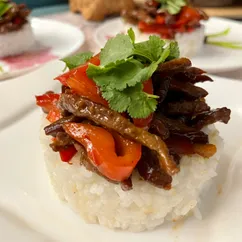 Говядина с овощами в азиатском стиле с рисом