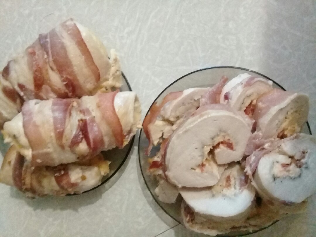 Рулетики куриные в беконе с сыром и помидорами