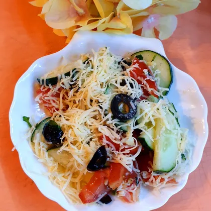 Салат с помидорами, огурцом, сыром и маслинами