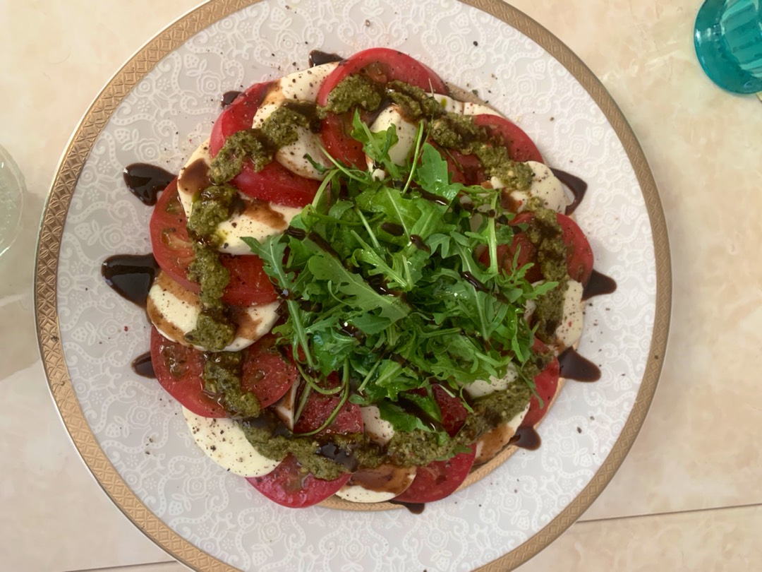 Летний салат «капрезе» с моцареллой и помидорами