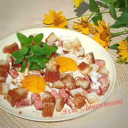 Яичница-глазунья с колбасой и сухариками