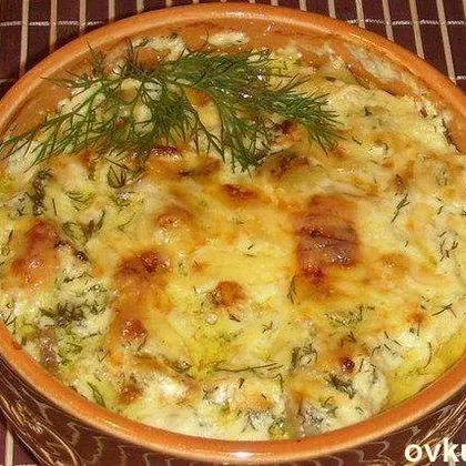 Картошка с курицей и грибами в горшочках