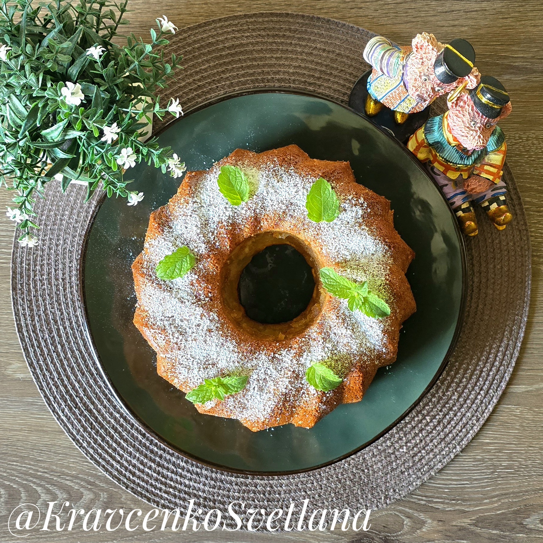 Шарлотка с яблоками и грушами