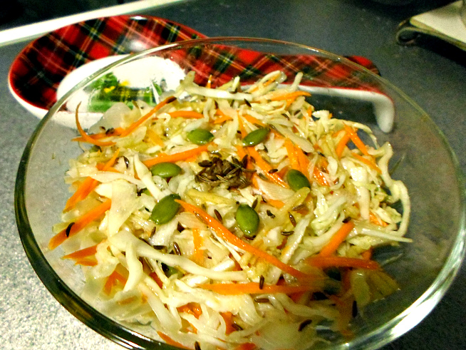 Салат с капустой, тмином и тыквенными семечками