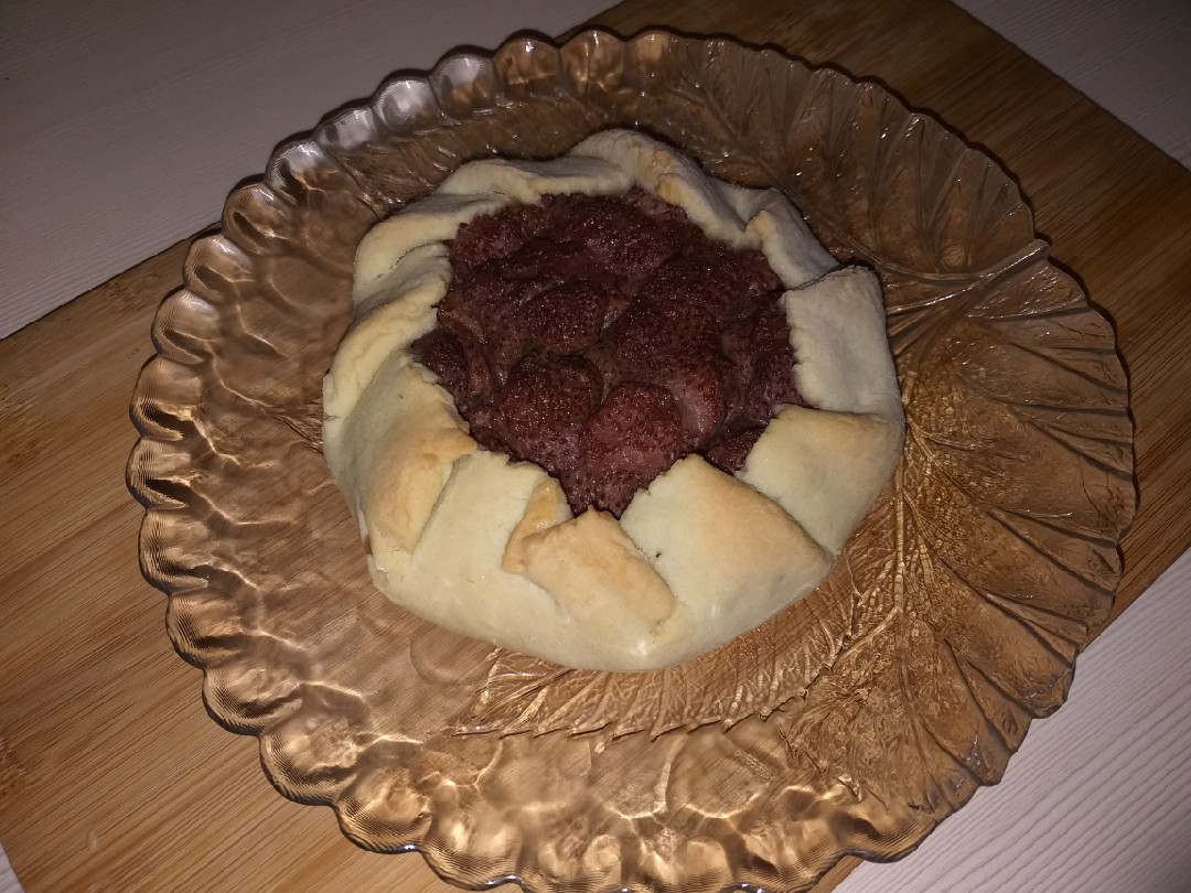 Песочная галета с клубникой