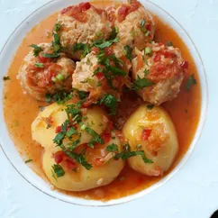 Куриные тефтельки с картошкой и овощами