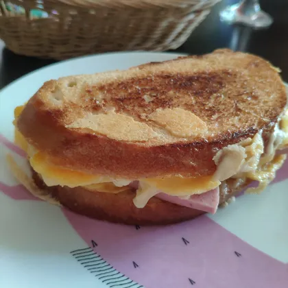 Сэндвич с сыром и колбасой