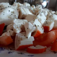 Салат с крабовыми палочками и помидорами.🍅🧀