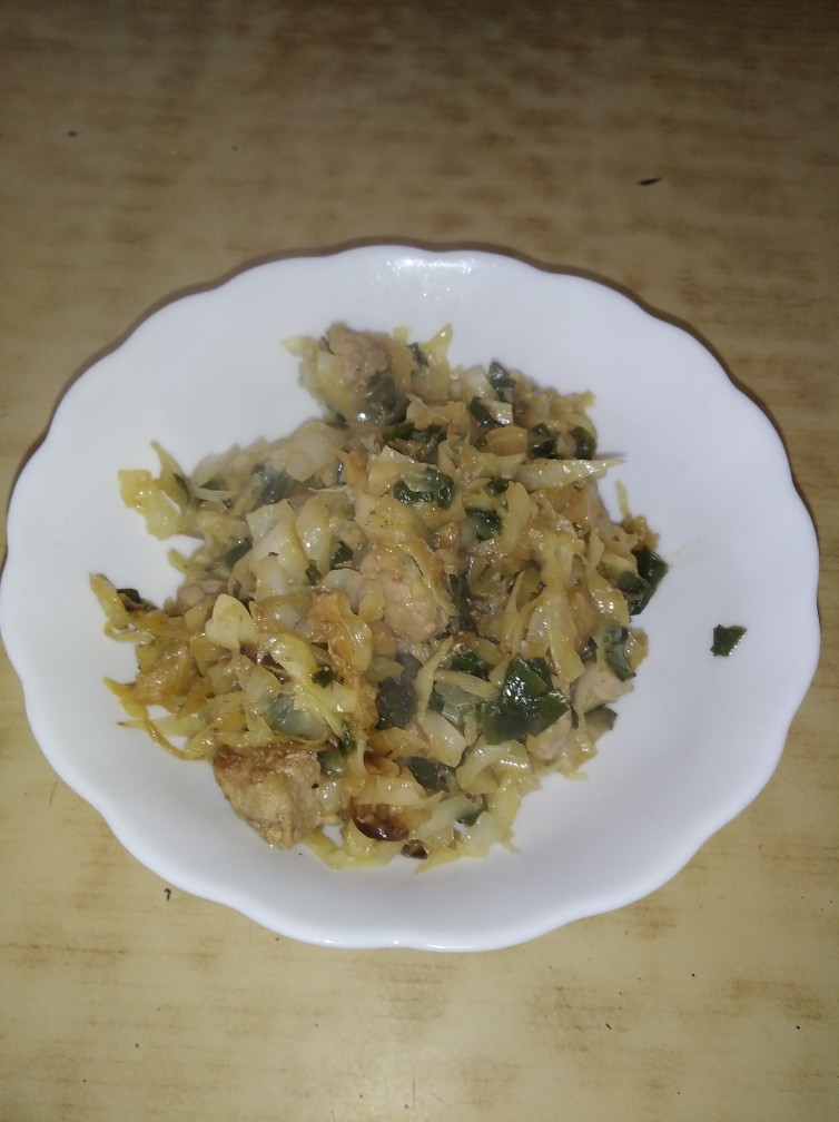 Тушеная капуста с мясом и зелёным луком