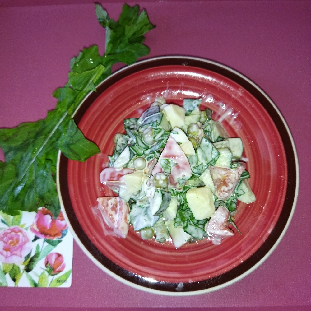 Овощной салат с рукколой и зелëным горошком