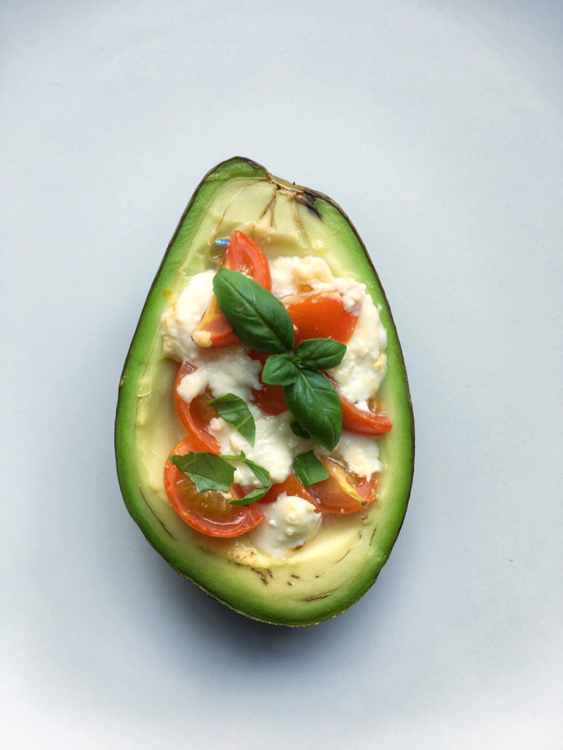 Авокадо а-ля капрезе