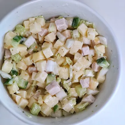 Лёгкий салат с грудкой, яблоком, огурцом и пекинской капустой