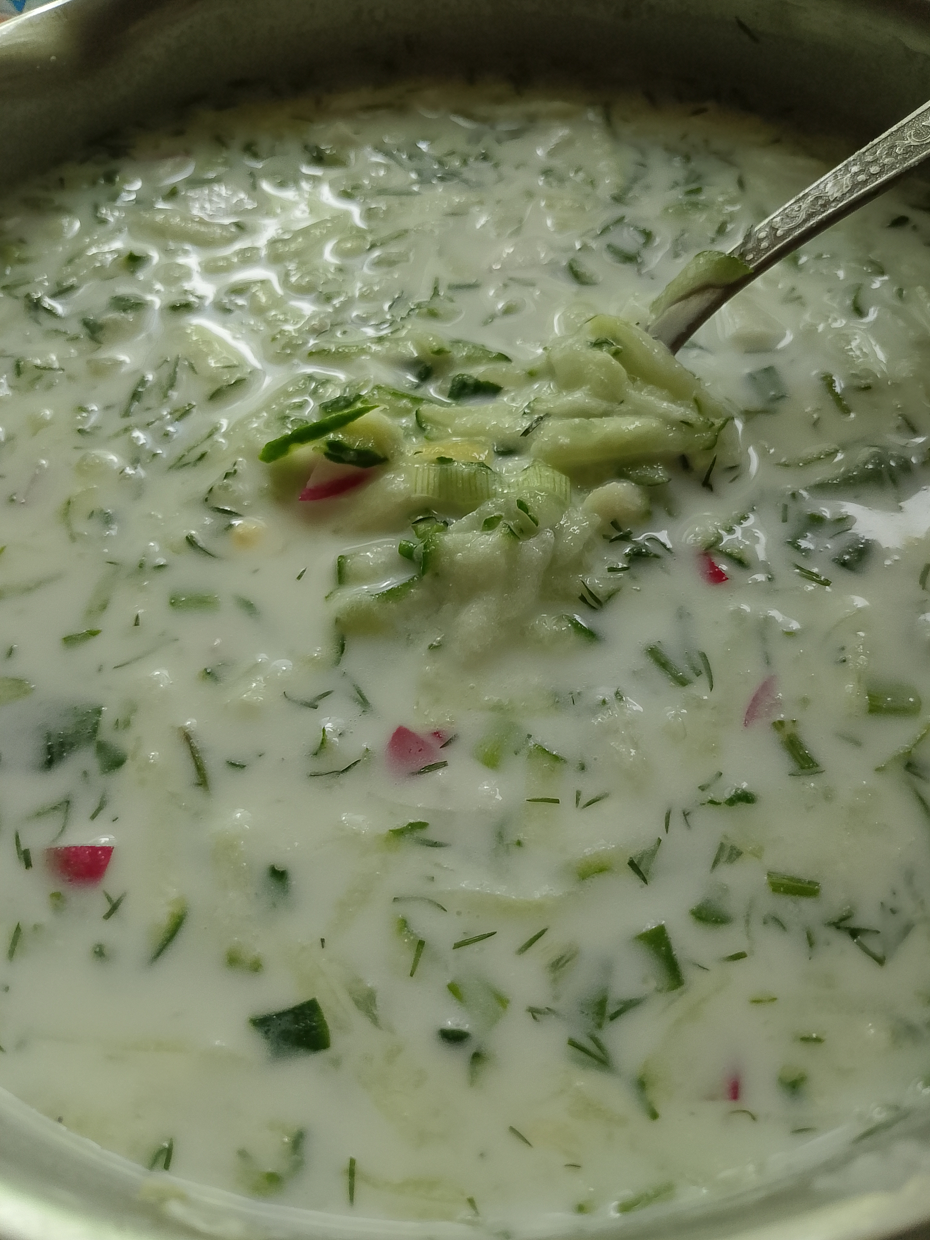 Окрошка на сметане с колбасой 