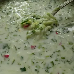 Окрошка на сметане с колбасой 