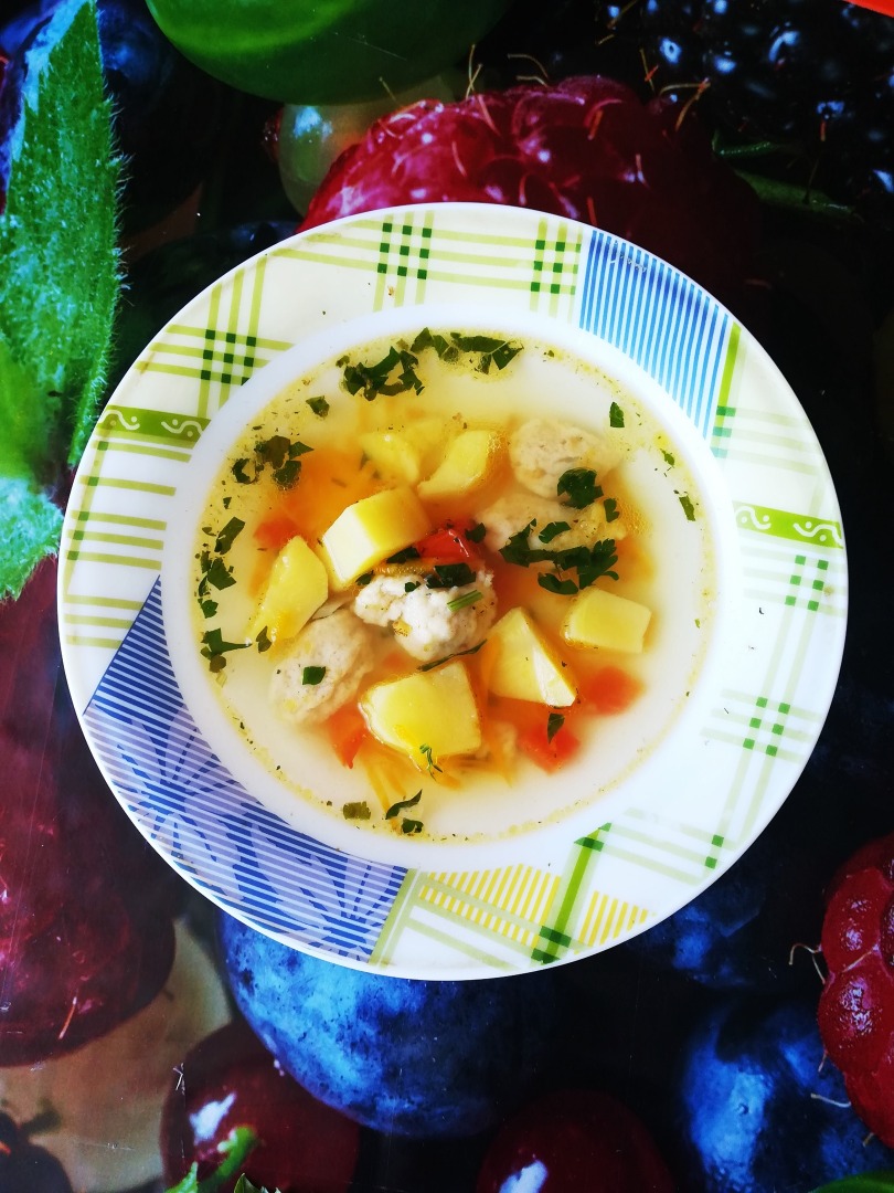 Суп с домашней лапшой и куриными клецками: рецепт с фото