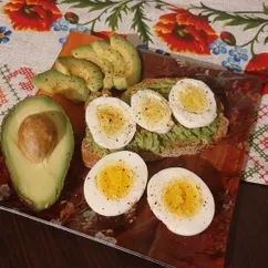 Вкусный и полезный завтрак👍🥑🥚🍞