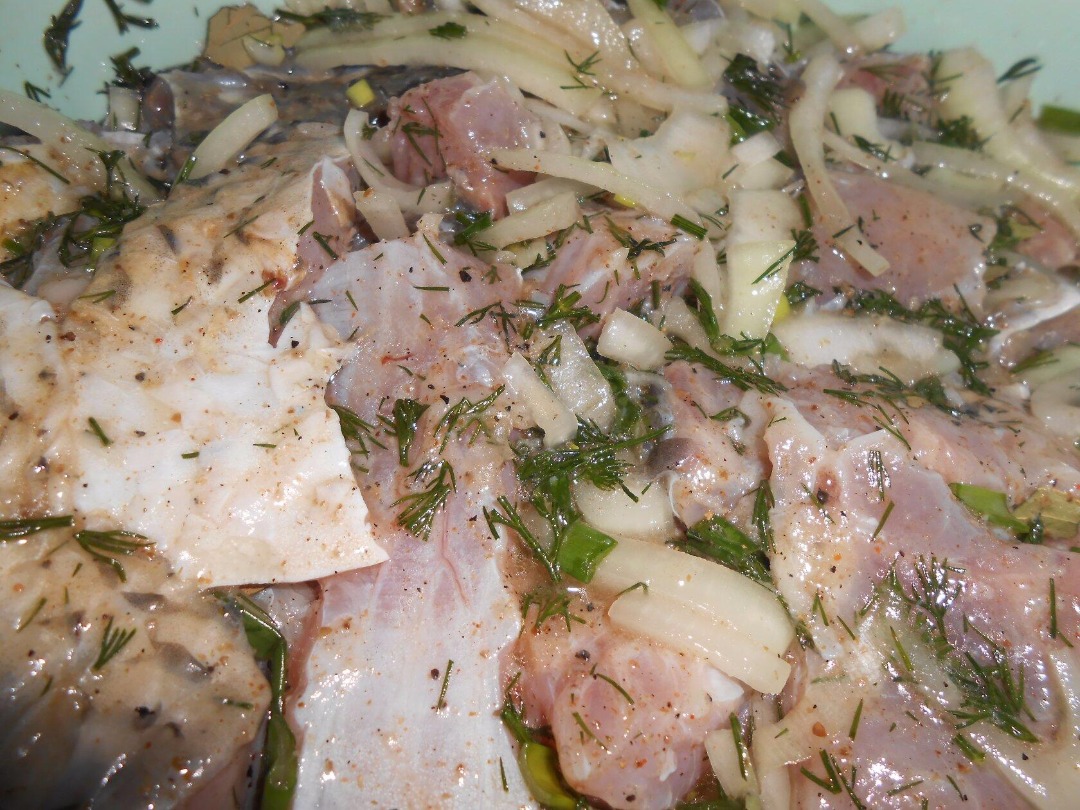 Маринованный сазан с луком в уксусе, в домашних условиях. Вкусная рыба быстрого приготовления.