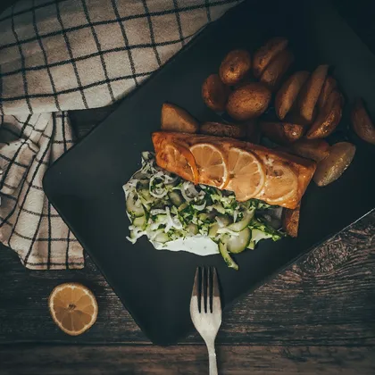 Филе лосося с лимоном и огуречно-лимонным салатом
