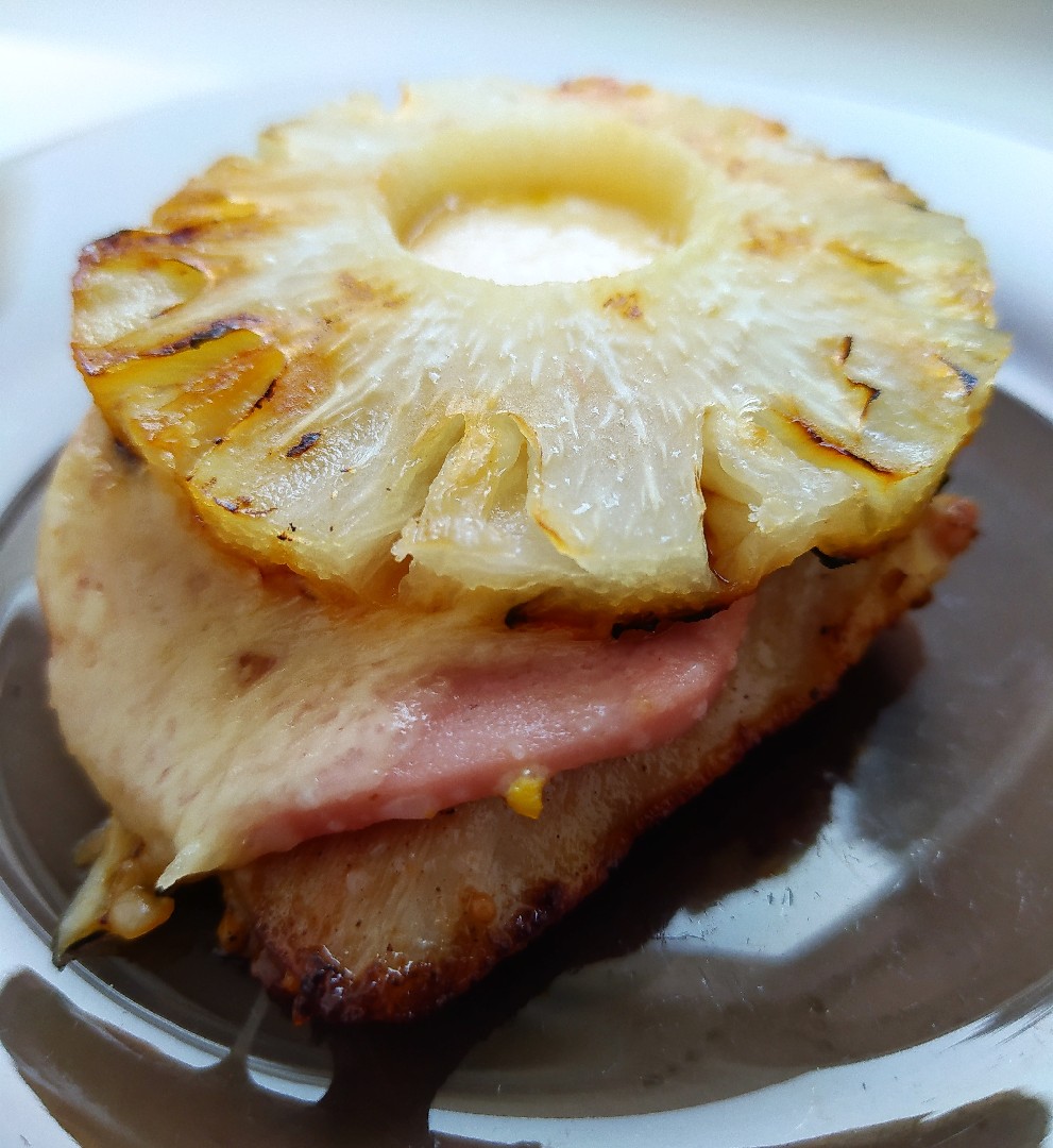 Мясо свинины с ананасами в сладком соусе на сковороде