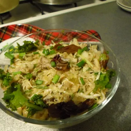 Салат со свежей капустой и отварным мясом. 
Всё дело в заправке