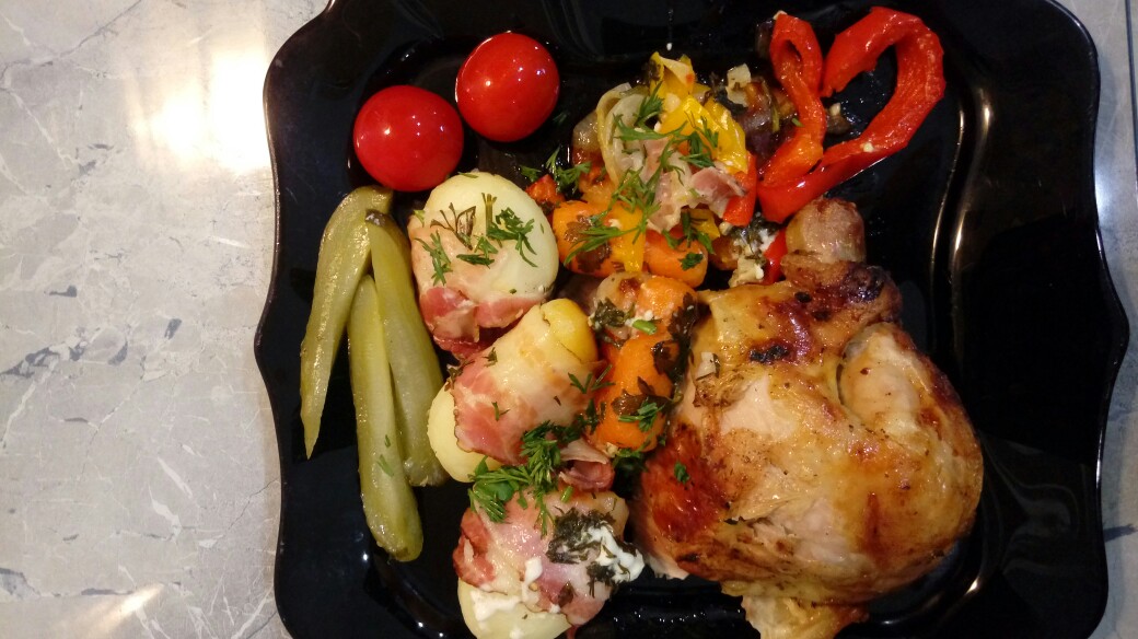 Курочка, картошечка в беконе с томлёными овощами