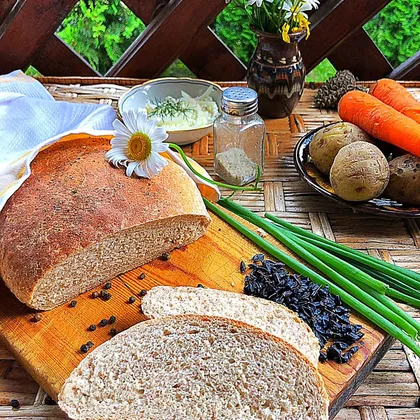 Серый хлеб с барбарисом и сумахом