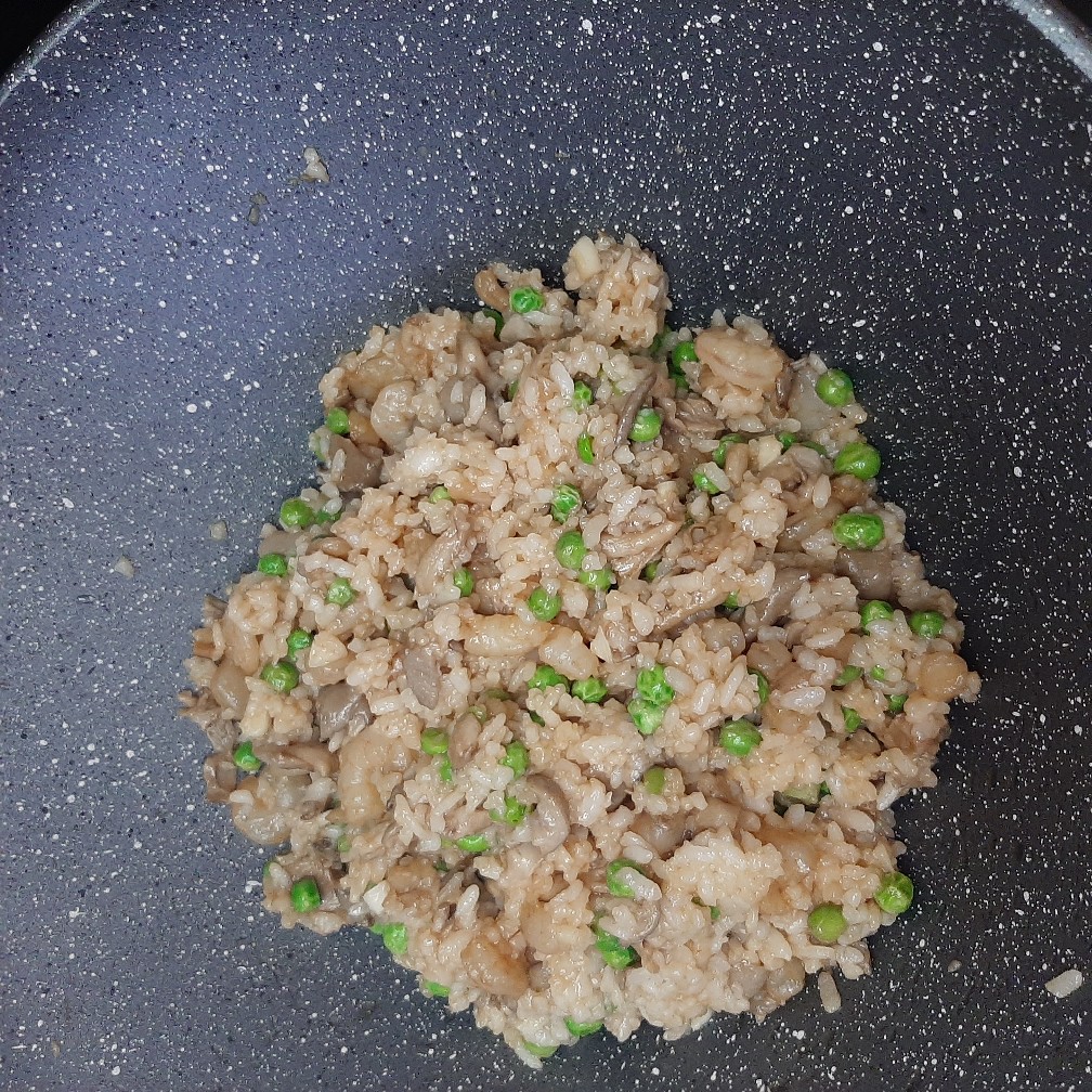 Жареный рис с креветками и вешенками