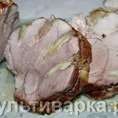 Свинина, запечённая с яблоком и чесноком