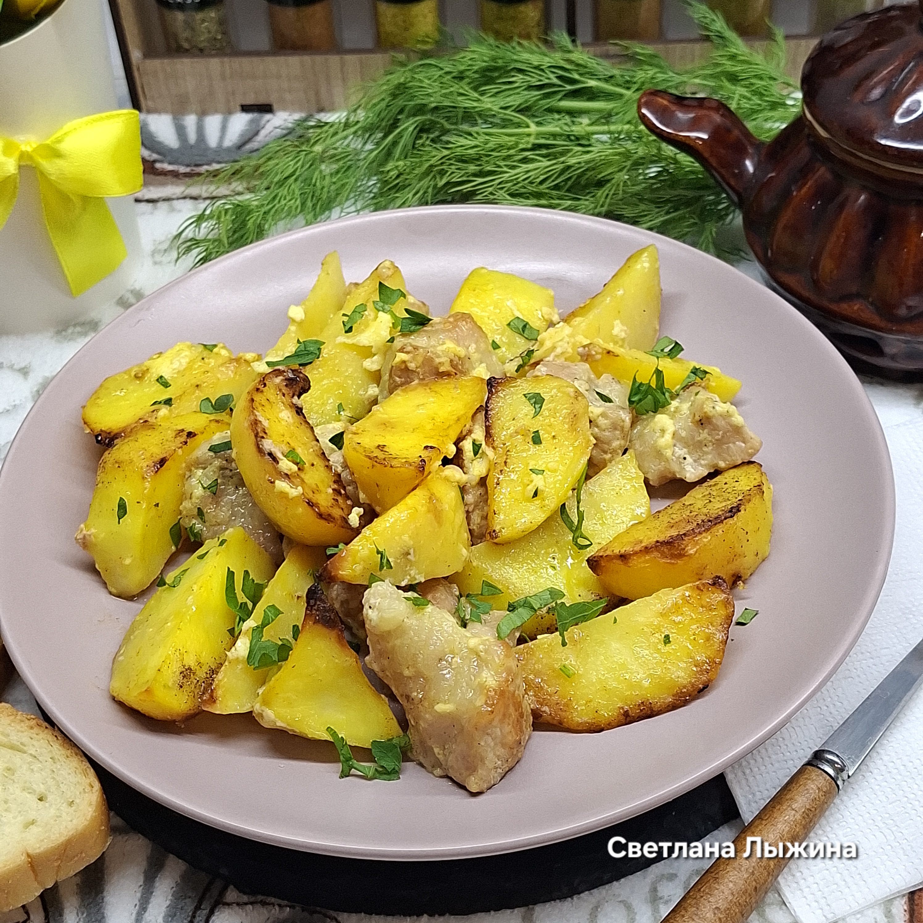 Свинина с картофелем и луком, запечённые в сливках