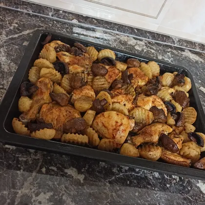 Курица, запечённая в духовке с картошкой и грибами
