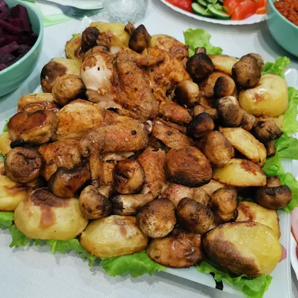 Курочка с картошкой и грибами в духовке