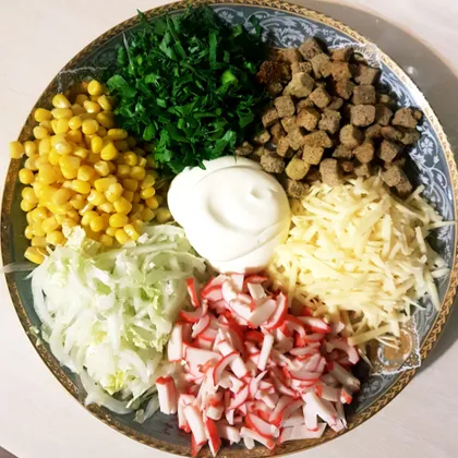 Салат с крабовыми палочками, кукурузой и сухариками "Цветик"