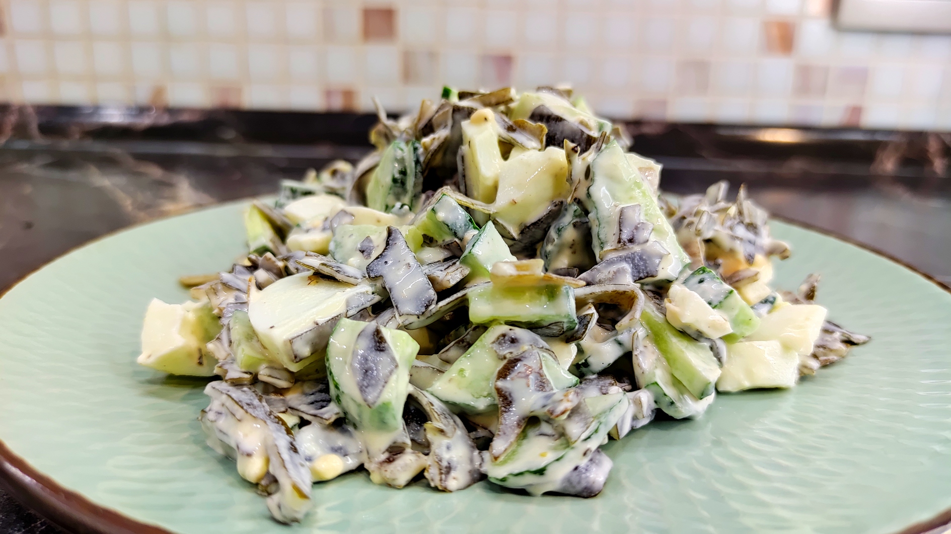 Салат из морской капусты с зеленым горошком и сыром