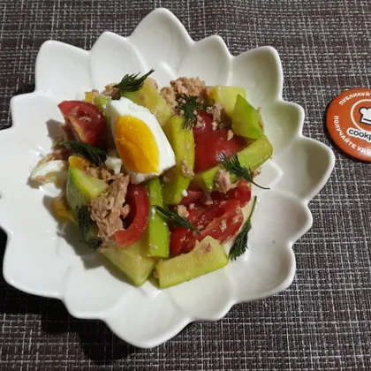 Греческий салат из кабачка с тунцом