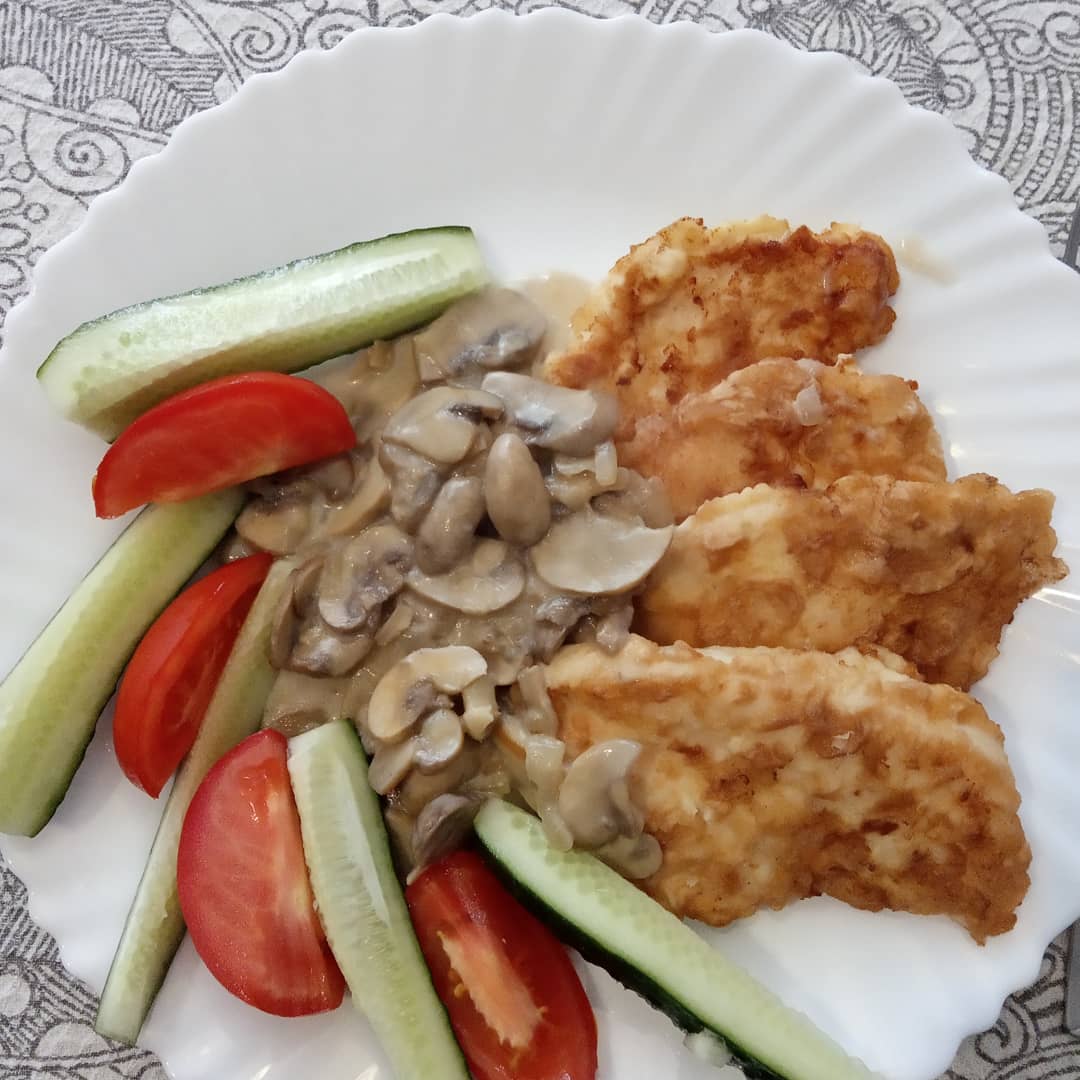 Салат с жареными грибами и курицей