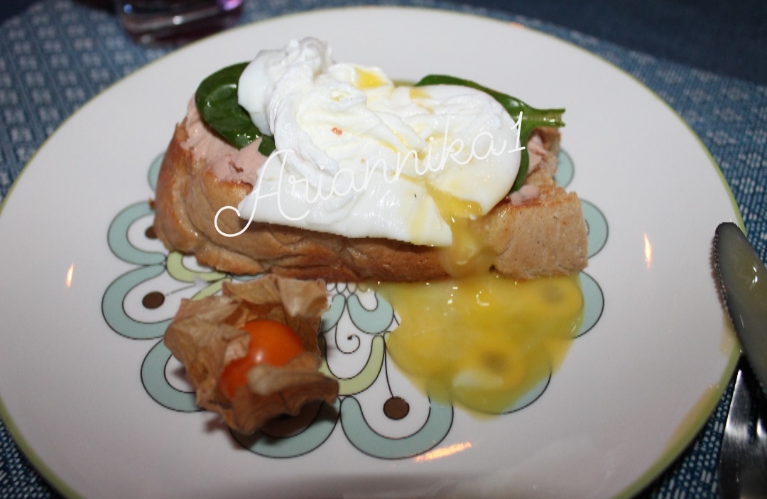 Бутерброд с паштетом, базиликом и яйцом-пашот