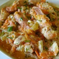 Сочная куриная грудка в сметанном соусе с овощами