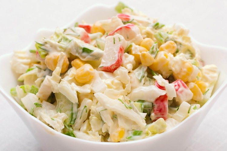 Салат с крабовыми палочками, рисом и кукурузой (рецепт)
