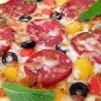 Пицца с оливками и салями