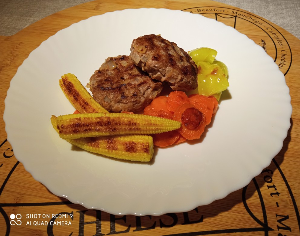 Бургерные котлеты из двух ингредиентов с мини-кукурузой
