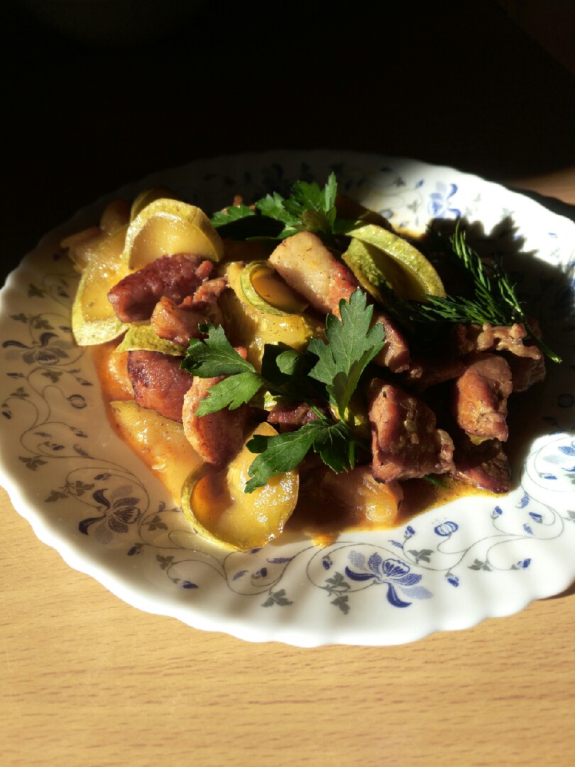 Мясо в апельсиновом соусе с кабачками