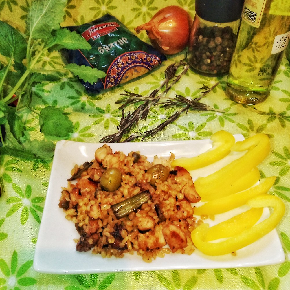 Булгур с курицей, стручками фасоли, оливками и орехами