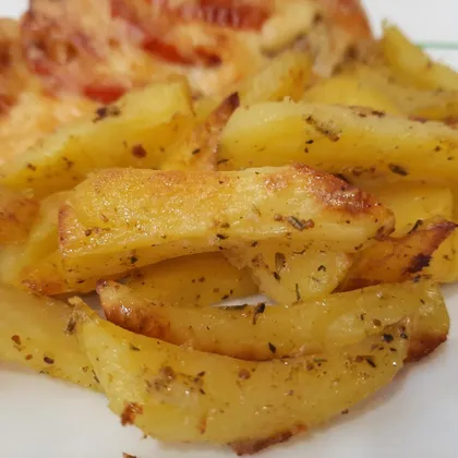 Ароматный картофель фри, запечённый в духовке